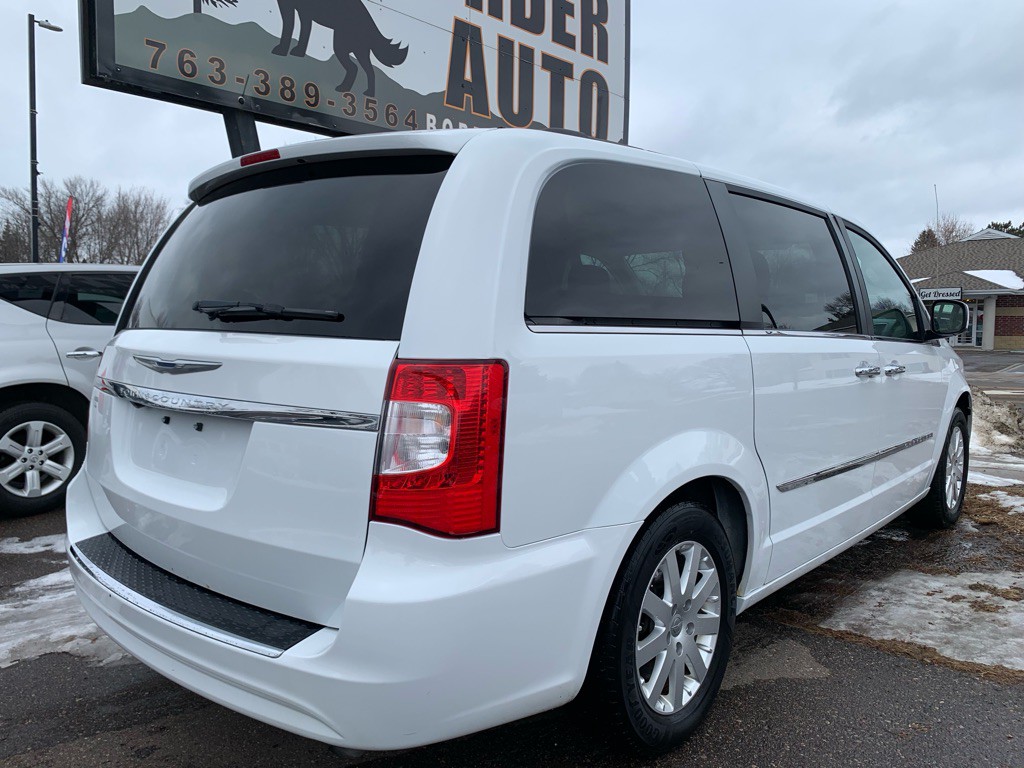 2014 Chrysler Town & Country Image 5
