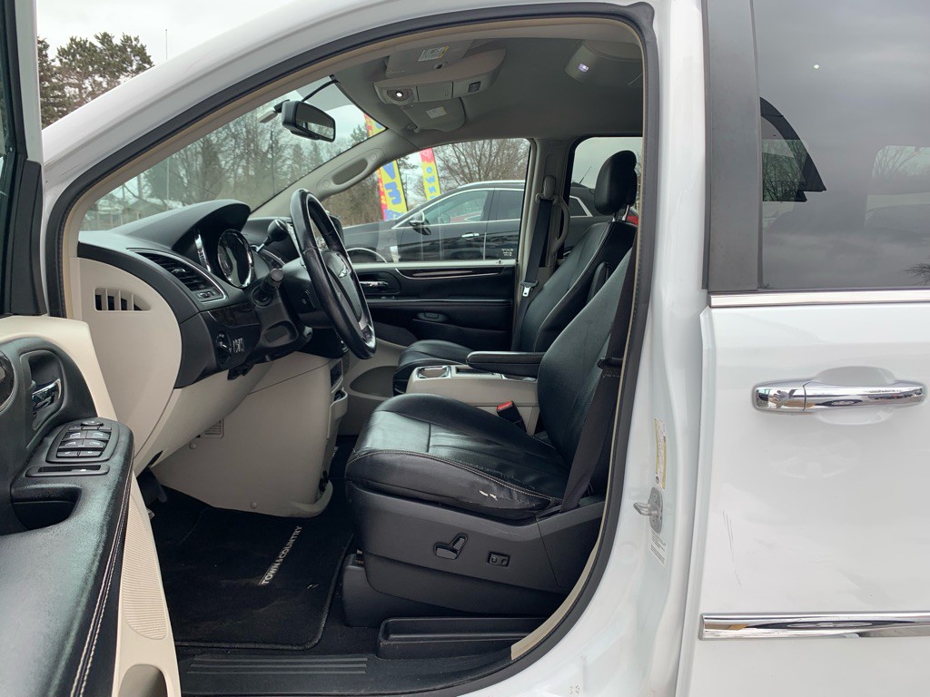 2014 Chrysler Town & Country Image 6