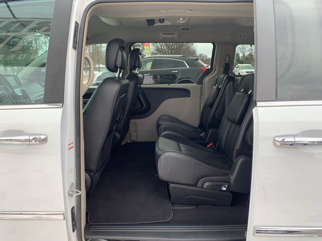 2014 Chrysler Town & Country Image 7