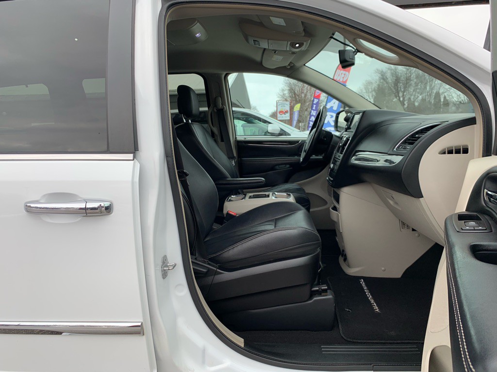 2014 Chrysler Town & Country Image 8