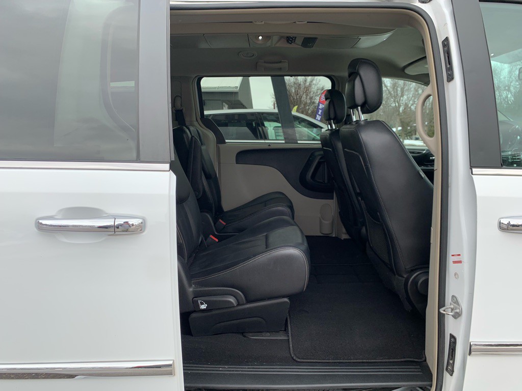 2014 Chrysler Town & Country Image 9