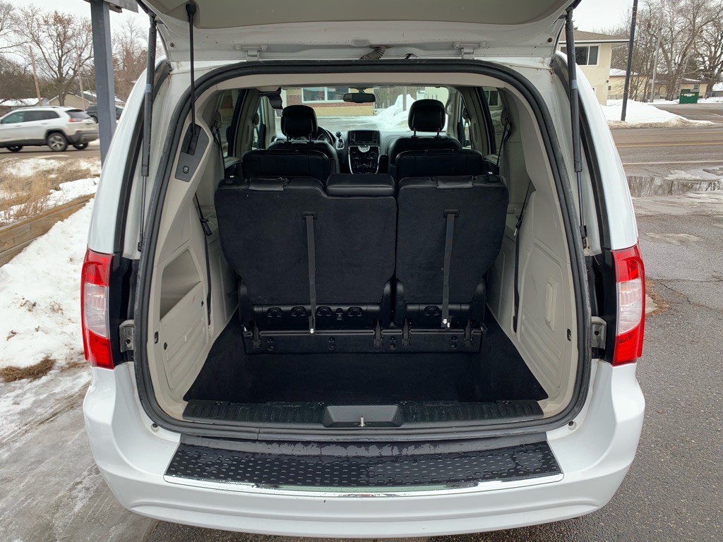 2014 Chrysler Town & Country Image 11