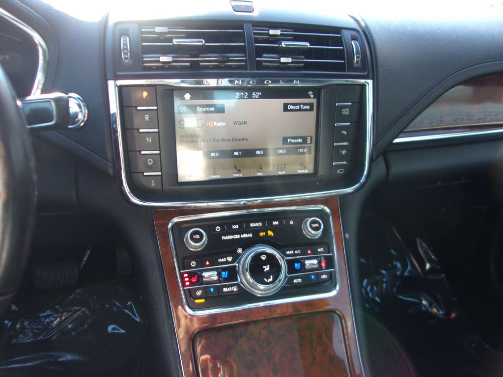 2017 Lincoln Continental Image 12