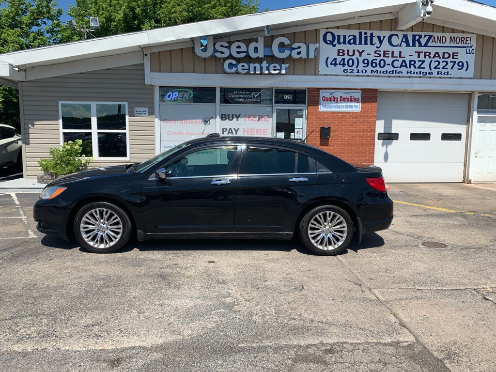 2013 Chrysler 200 Image 1