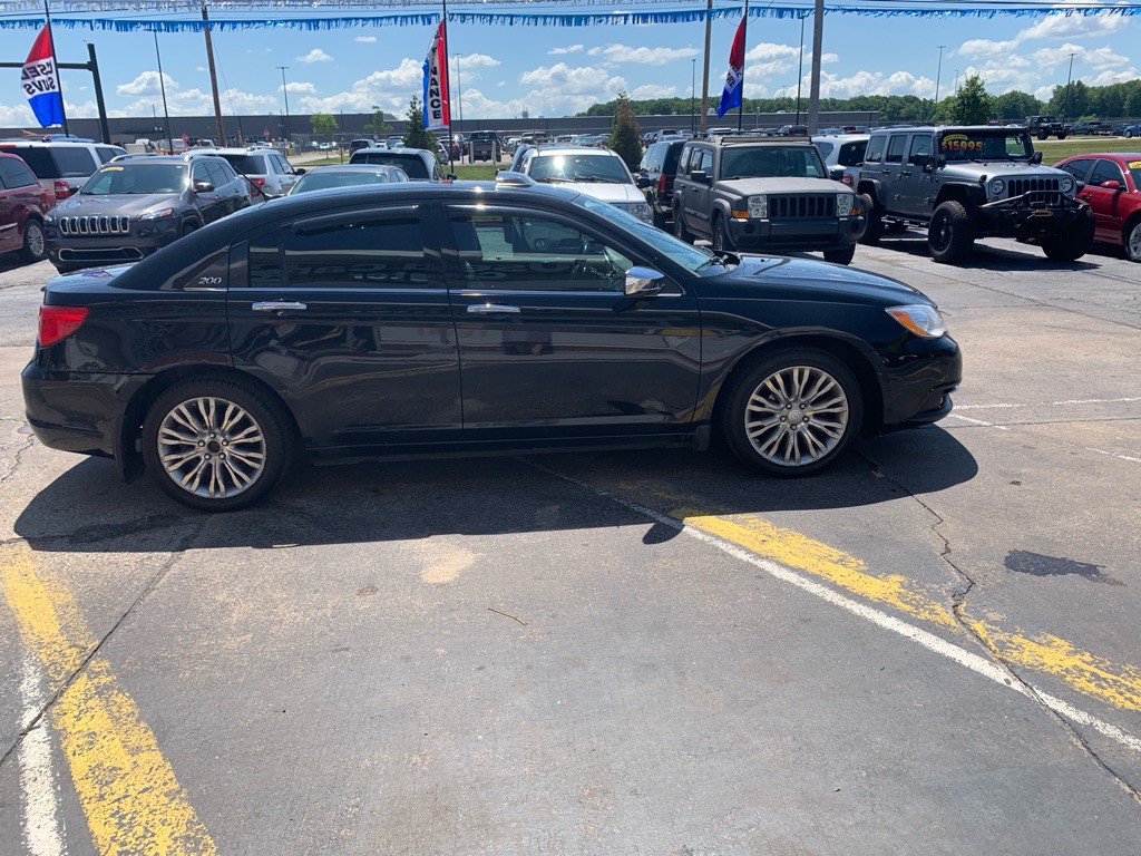 2013 Chrysler 200 Image 2