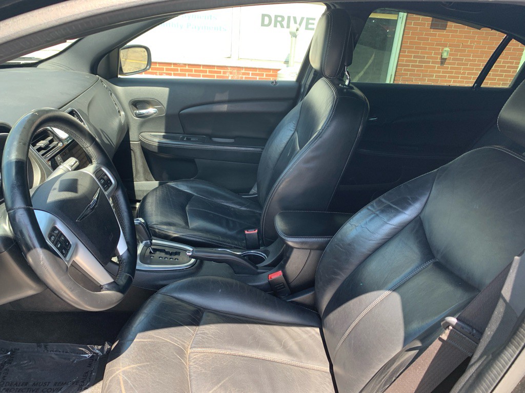 2013 Chrysler 200 Image 7