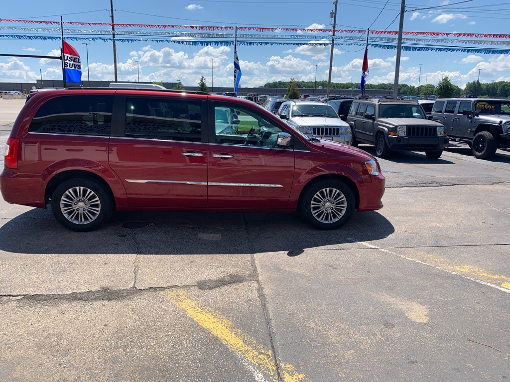 2015 Chrysler Town & Country Image 2