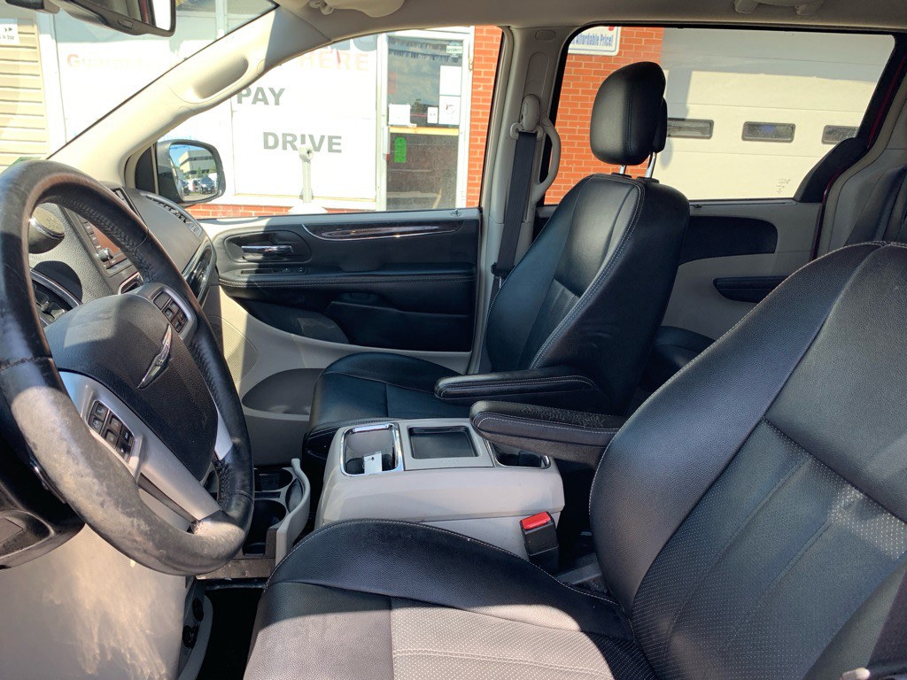2015 Chrysler Town & Country Image 7