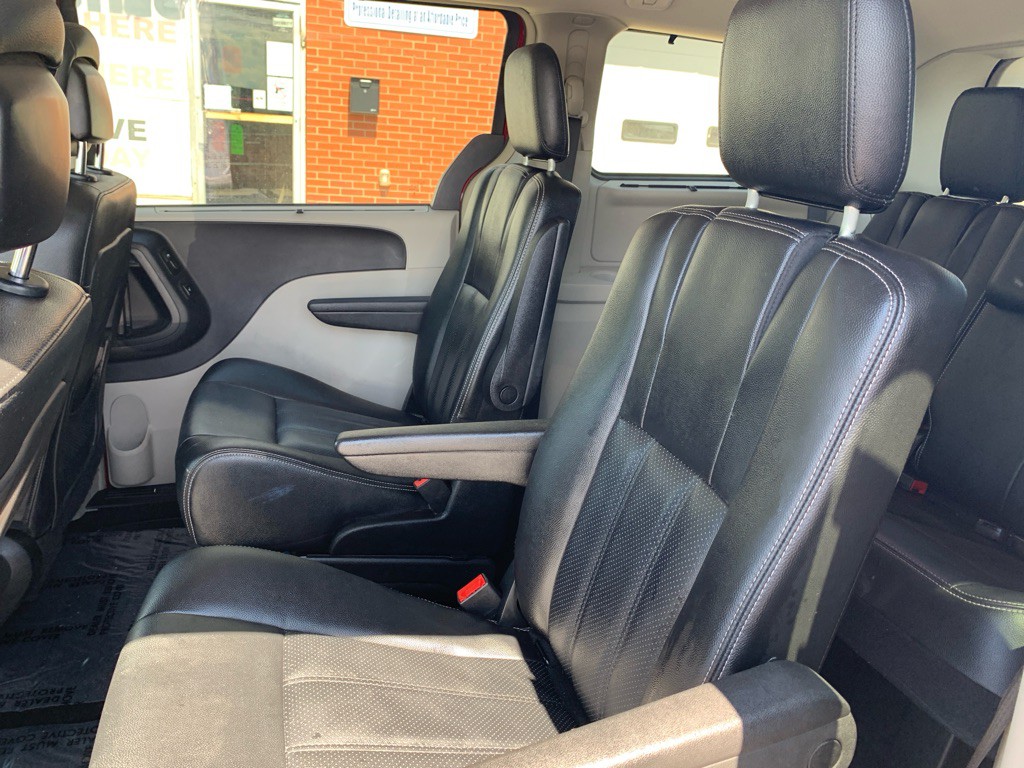 2015 Chrysler Town & Country Image 8