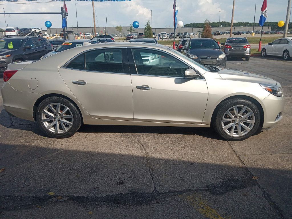 2013 Chevrolet Malibu Image 2