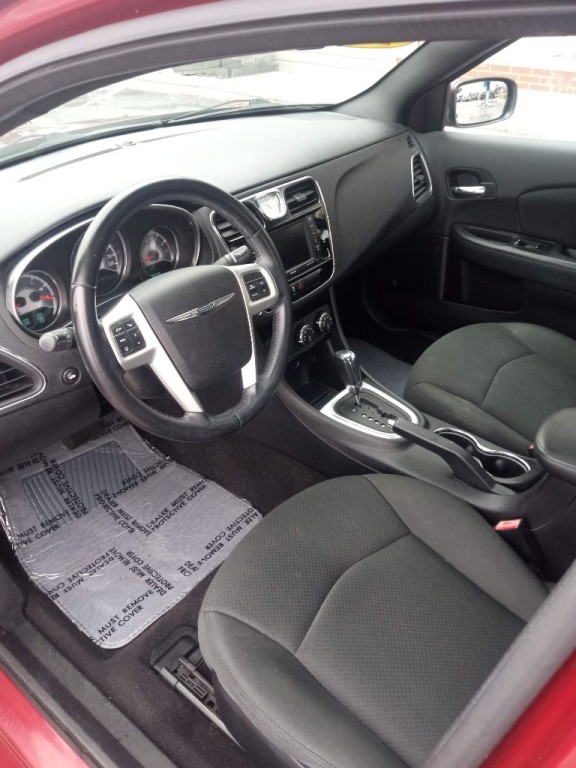 2012 Chrysler 200 Image 9