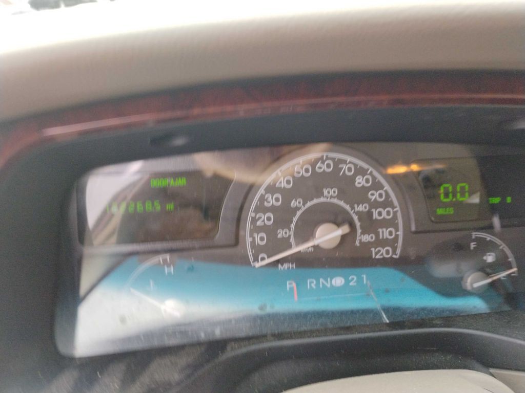 2004 Lincoln Town Car Image 3