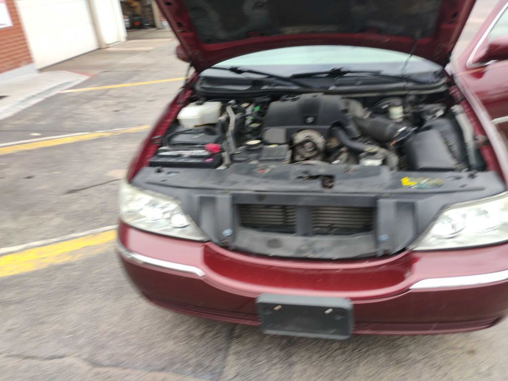 2004 Lincoln Town Car Image 24