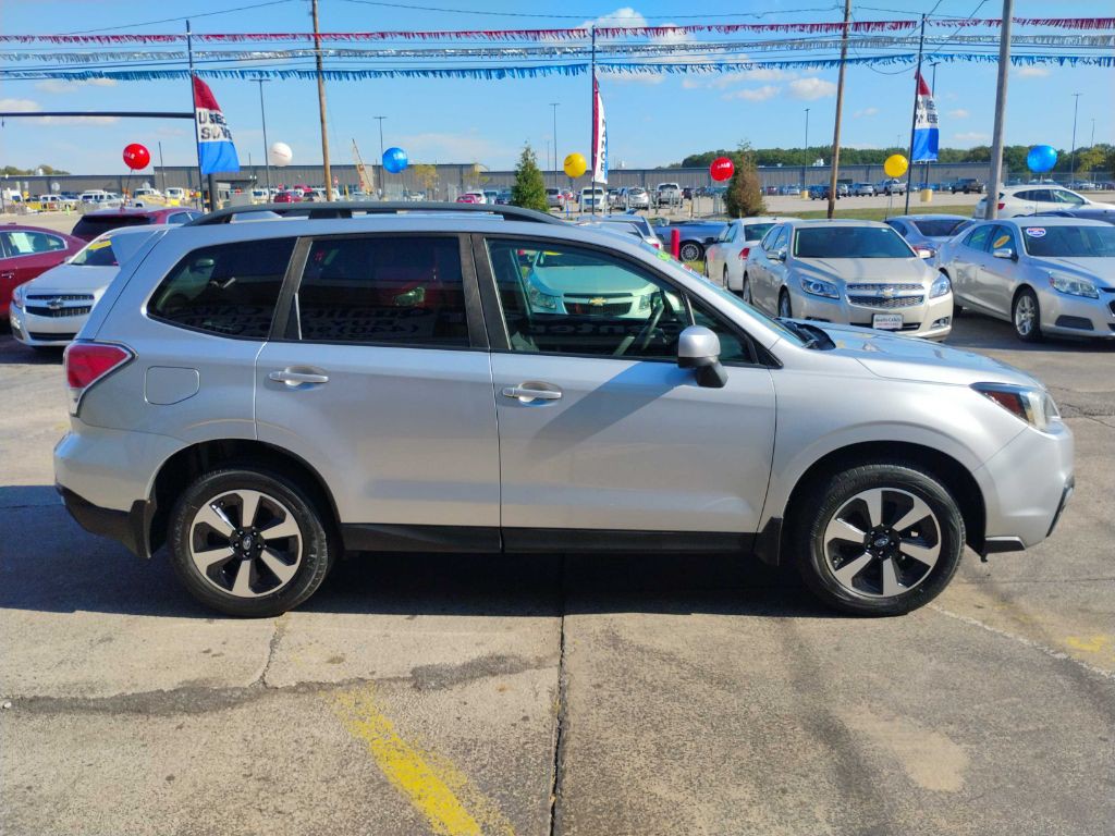 2017 Subaru Forester Image 2