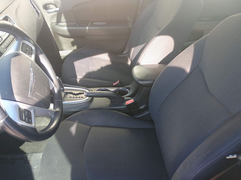 2014 Chrysler 200 Image 1