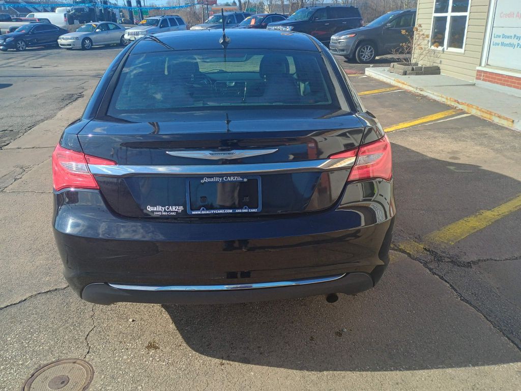 2014 Chrysler 200 Image 2