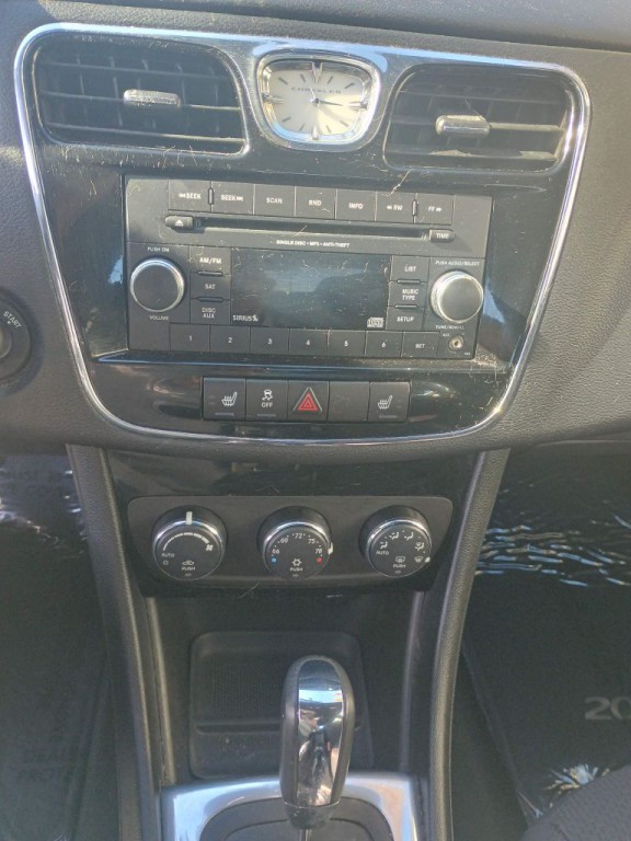 2014 Chrysler 200 Image 9