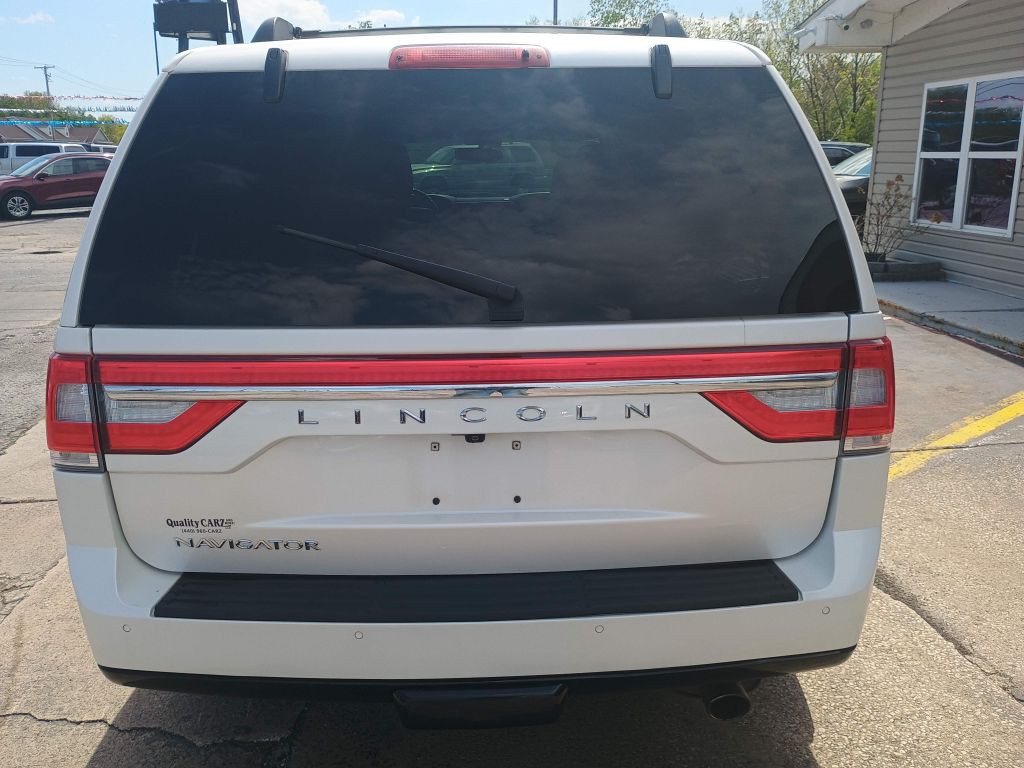 2017 Lincoln Navigator Image 2