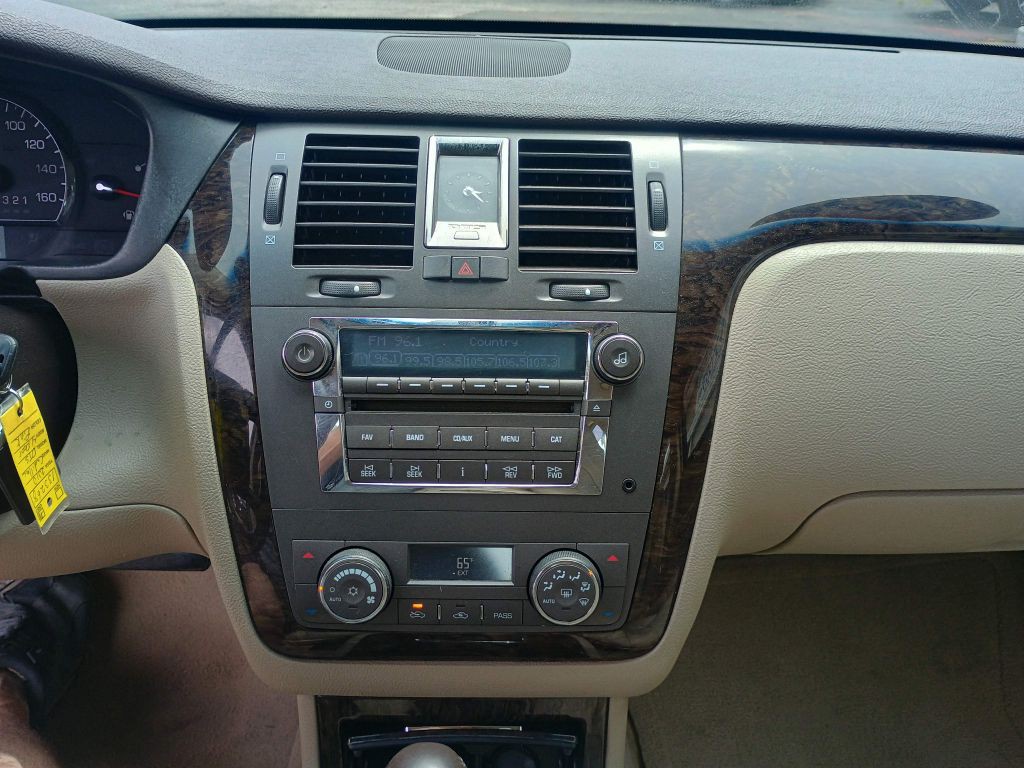 2010 Cadillac DTS Image 11