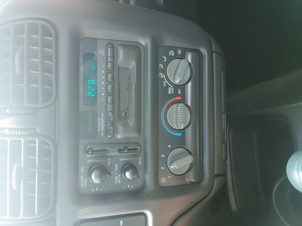 1998 Chevrolet S10 Image 8