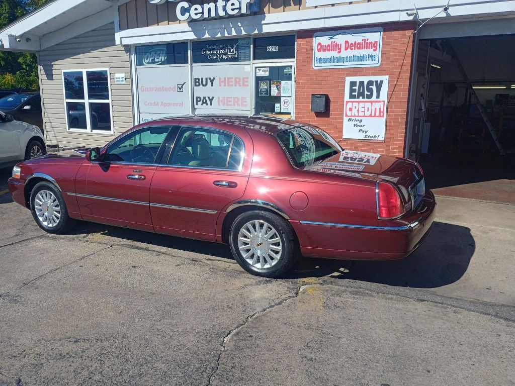 2004 Lincoln Town Car Image 2