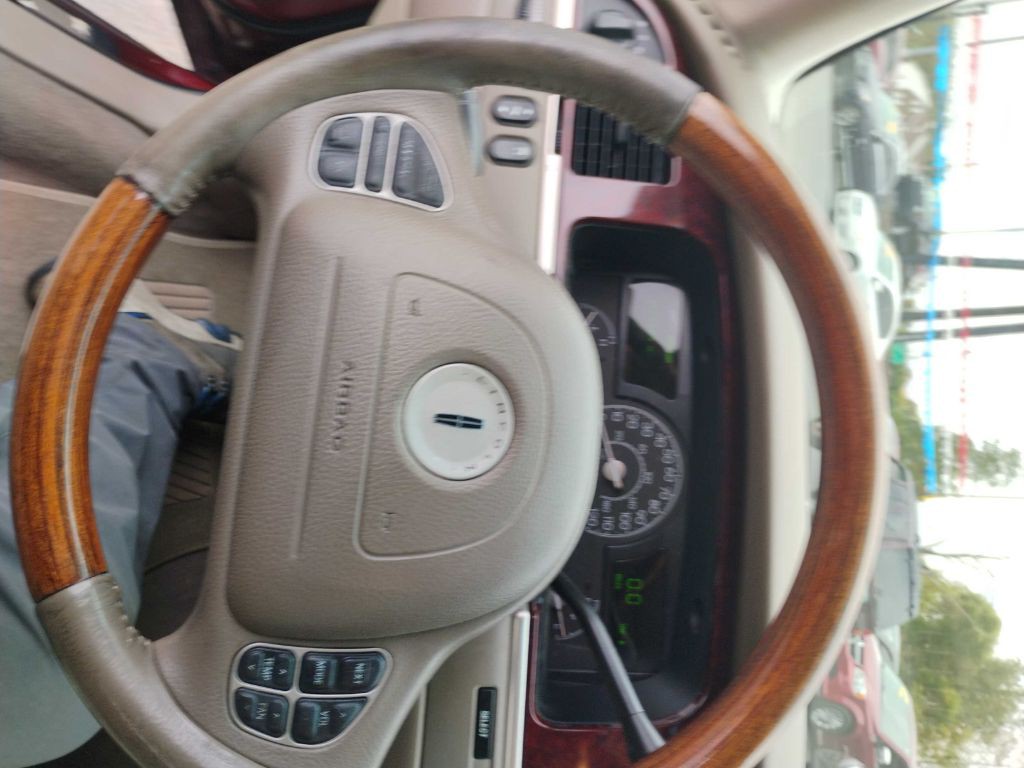 2004 Lincoln Town Car Image 9