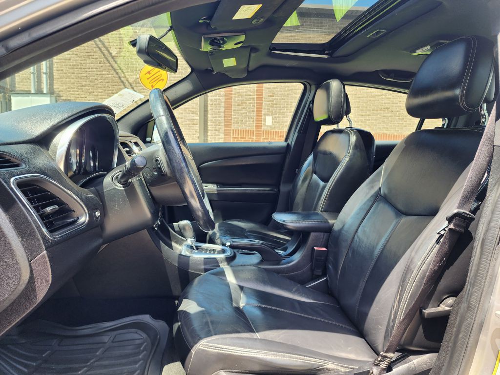 2014 Chrysler 200 Image 11