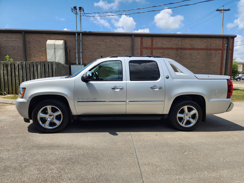 2013 Chevrolet Avalanche Image 2