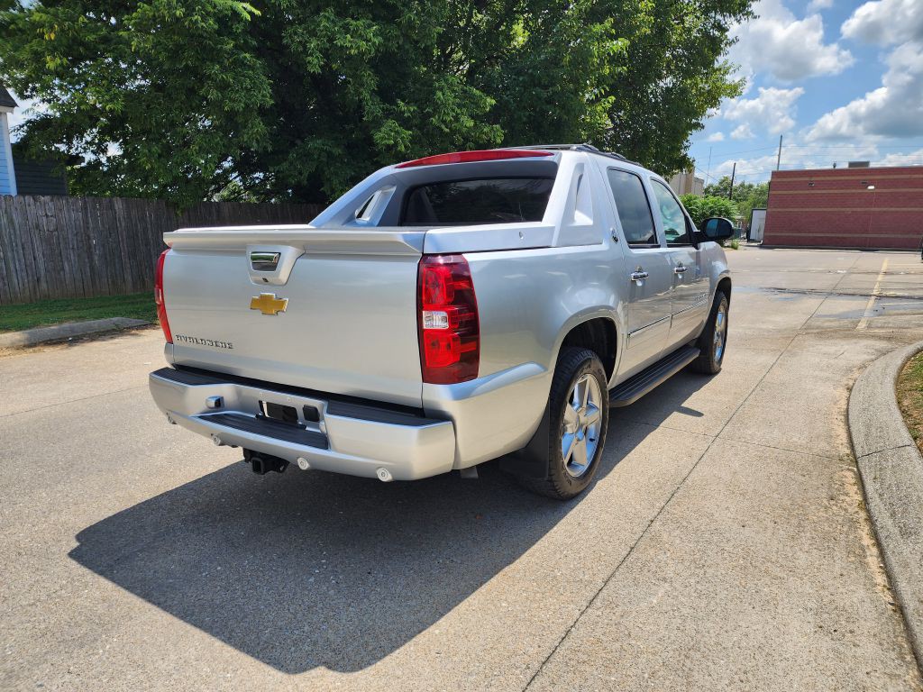 2013 Chevrolet Avalanche Image 5