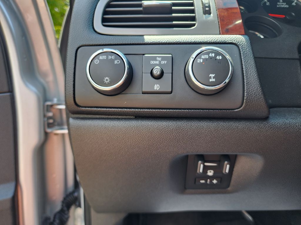 2013 Chevrolet Avalanche Image 16