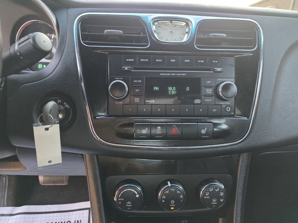 2014 Chrysler 200 Image 11