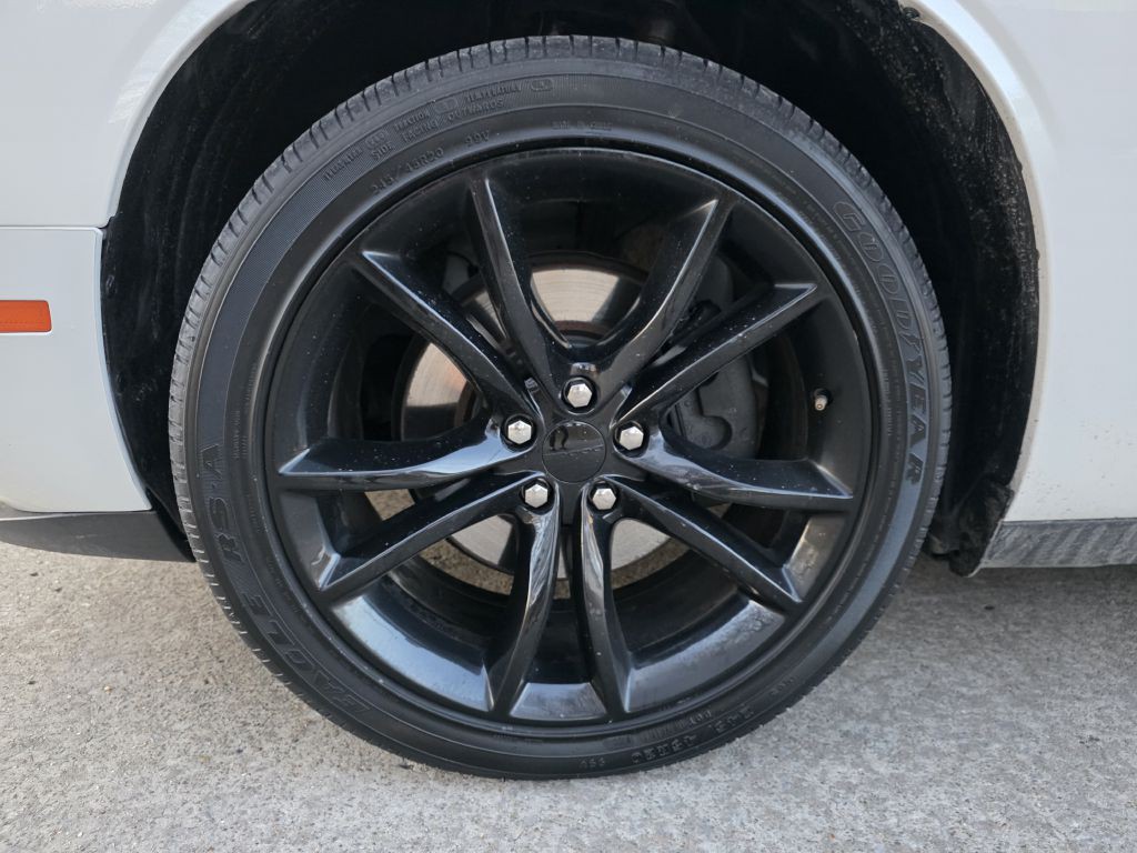 2016 Dodge Challenger Image 9