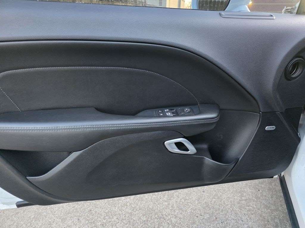 2016 Dodge Challenger Image 10