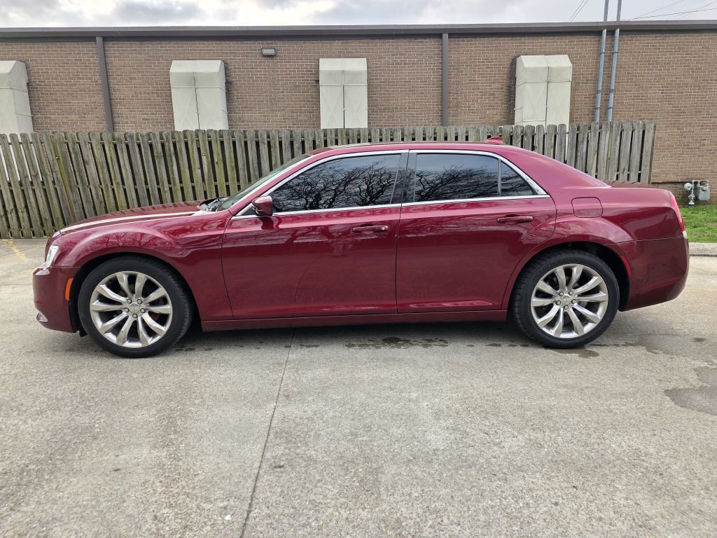 2017 Chrysler 300 Image 2