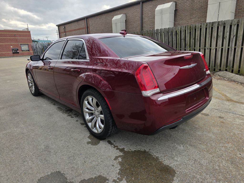 2017 Chrysler 300 Image 3