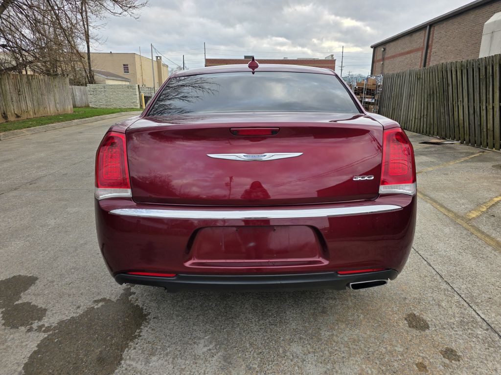 2017 Chrysler 300 Image 4