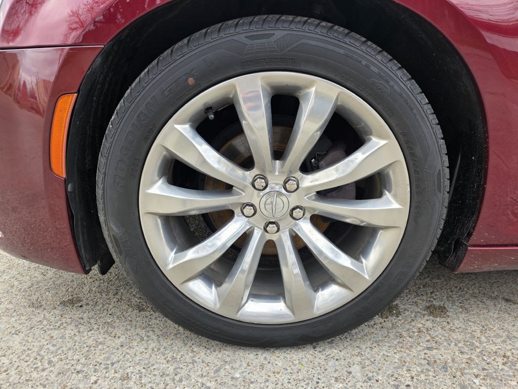2017 Chrysler 300 Image 9