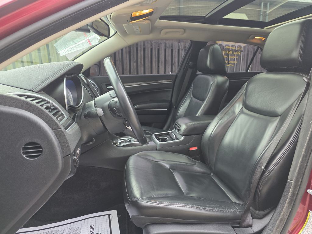 2017 Chrysler 300 Image 10