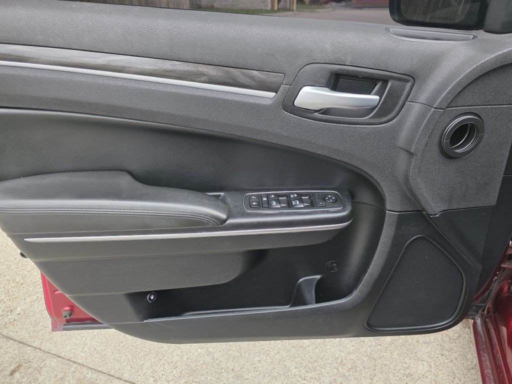 2017 Chrysler 300 Image 12