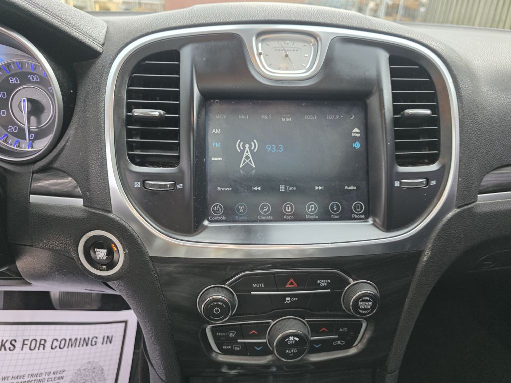 2017 Chrysler 300 Image 14