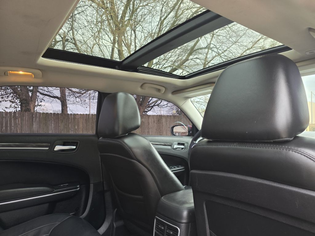 2017 Chrysler 300 Image 17