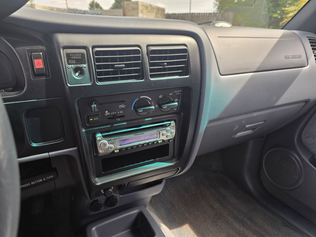 2000 Toyota Tacoma Image 10