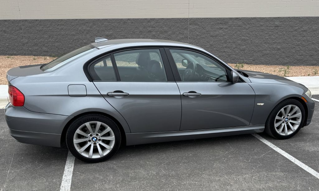 2011 BMW 3 Series Image 2