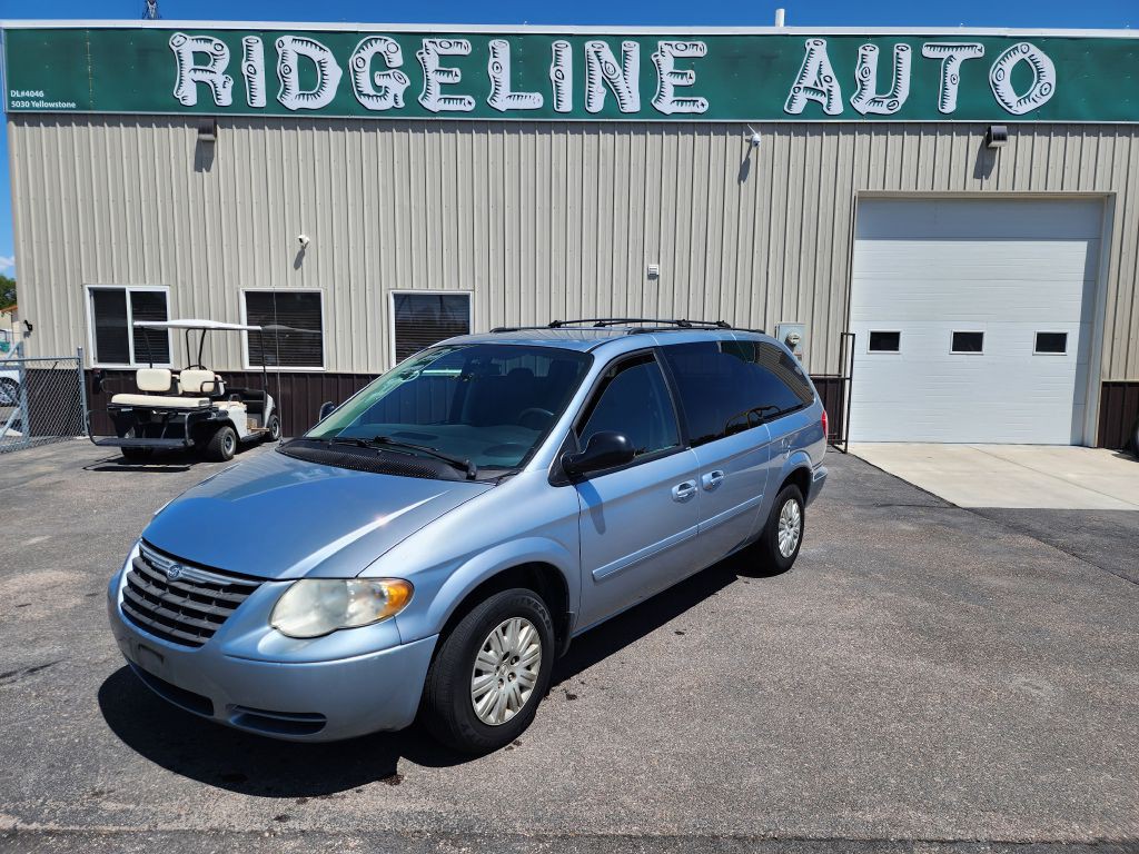 2005 Chrysler Town & Country Image 1