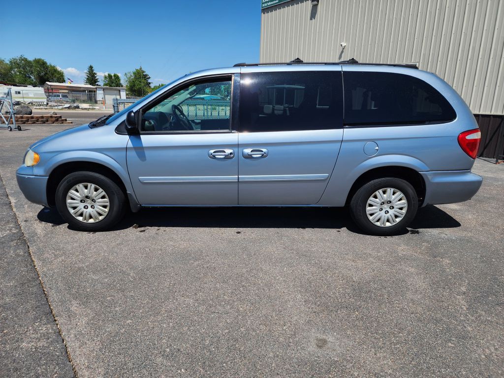 2005 Chrysler Town & Country Image 2