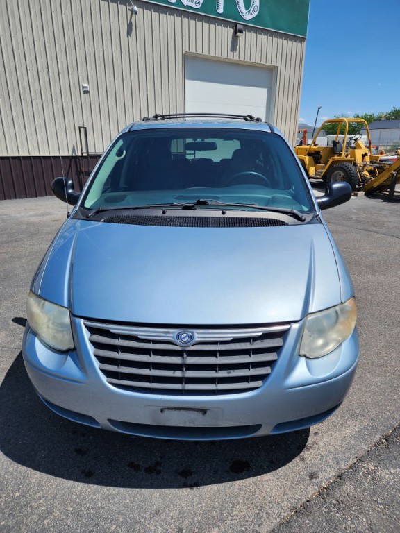 2005 Chrysler Town & Country Image 3