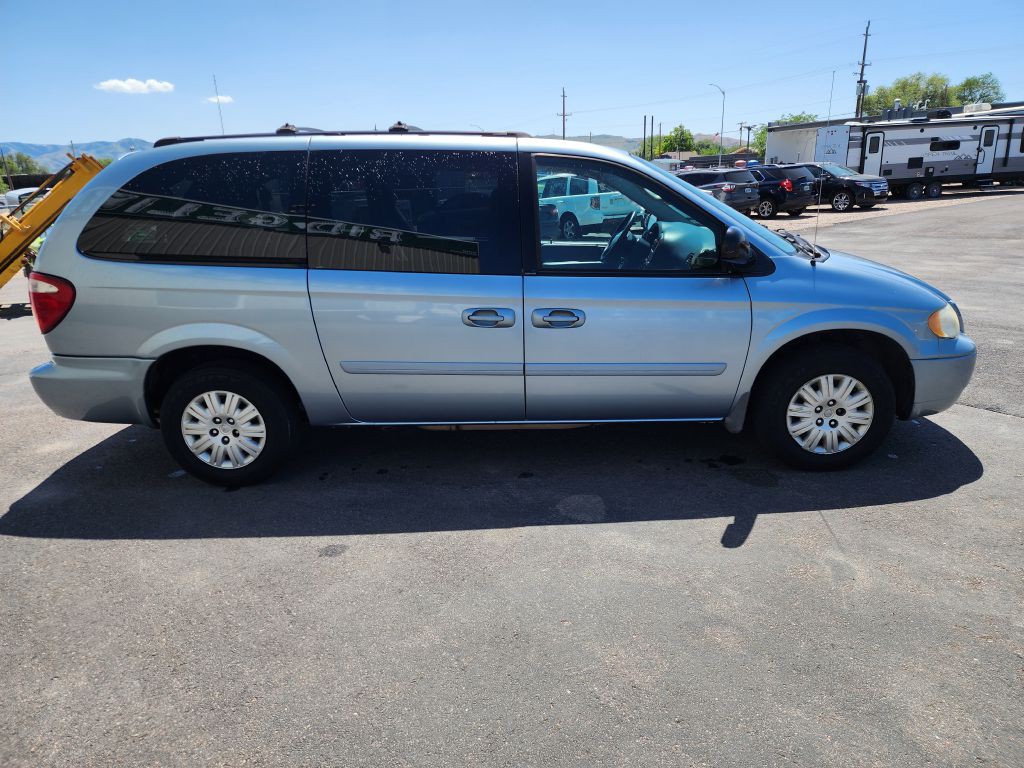 2005 Chrysler Town & Country Image 4