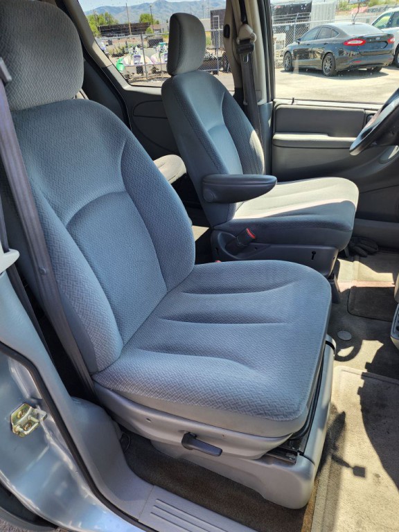 2005 Chrysler Town & Country Image 6