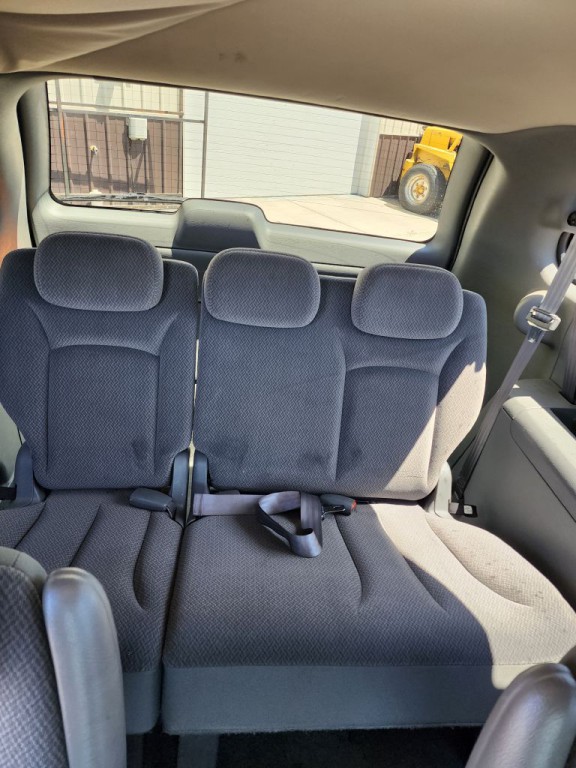 2005 Chrysler Town & Country Image 8