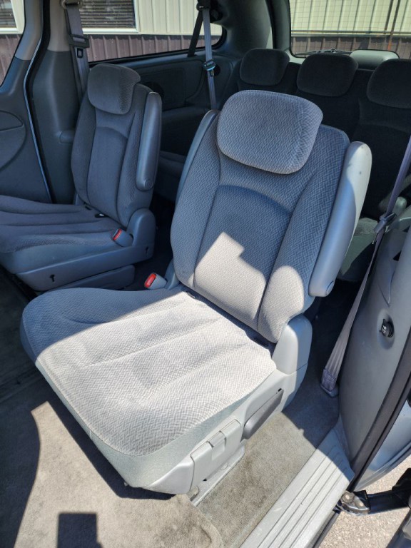 2005 Chrysler Town & Country Image 9